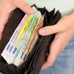 Trovano portafoglio con 20.000 euro: lo restituiscono