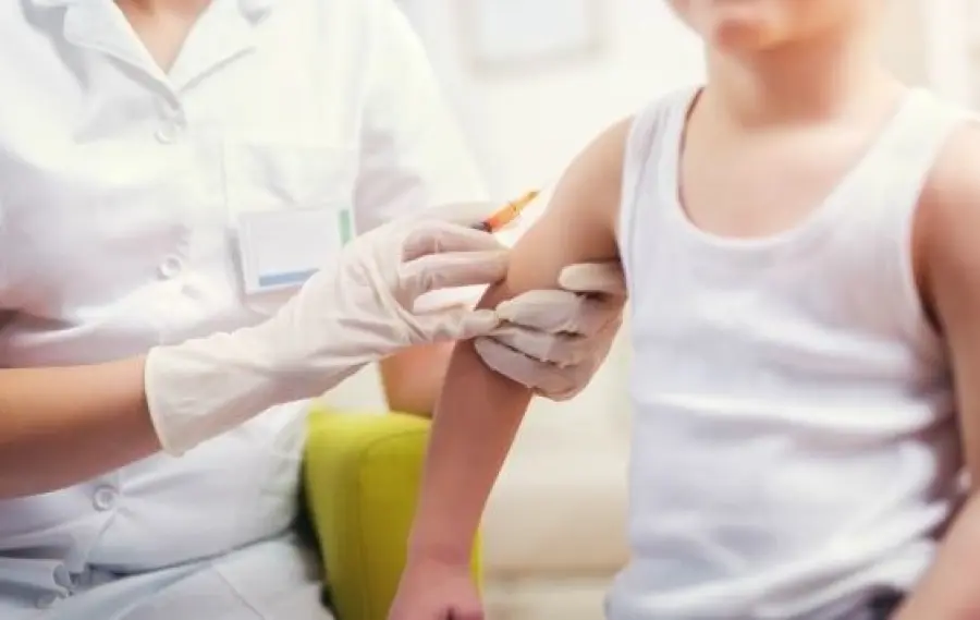 Rifiuta di vaccinare il figlio: mamma no-vax arrestata