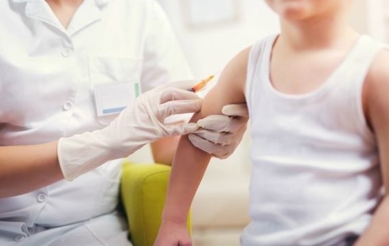 Rifiuta di vaccinare il figlio: mamma no-vax arrestata