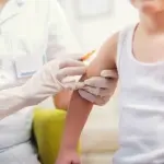 Rifiuta di vaccinare il figlio: mamma no-vax arrestata