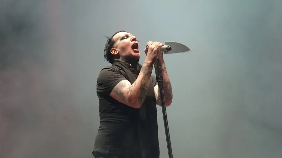 Marilyn Manson ferito dall'impalcatura crollata, portato via in barella
