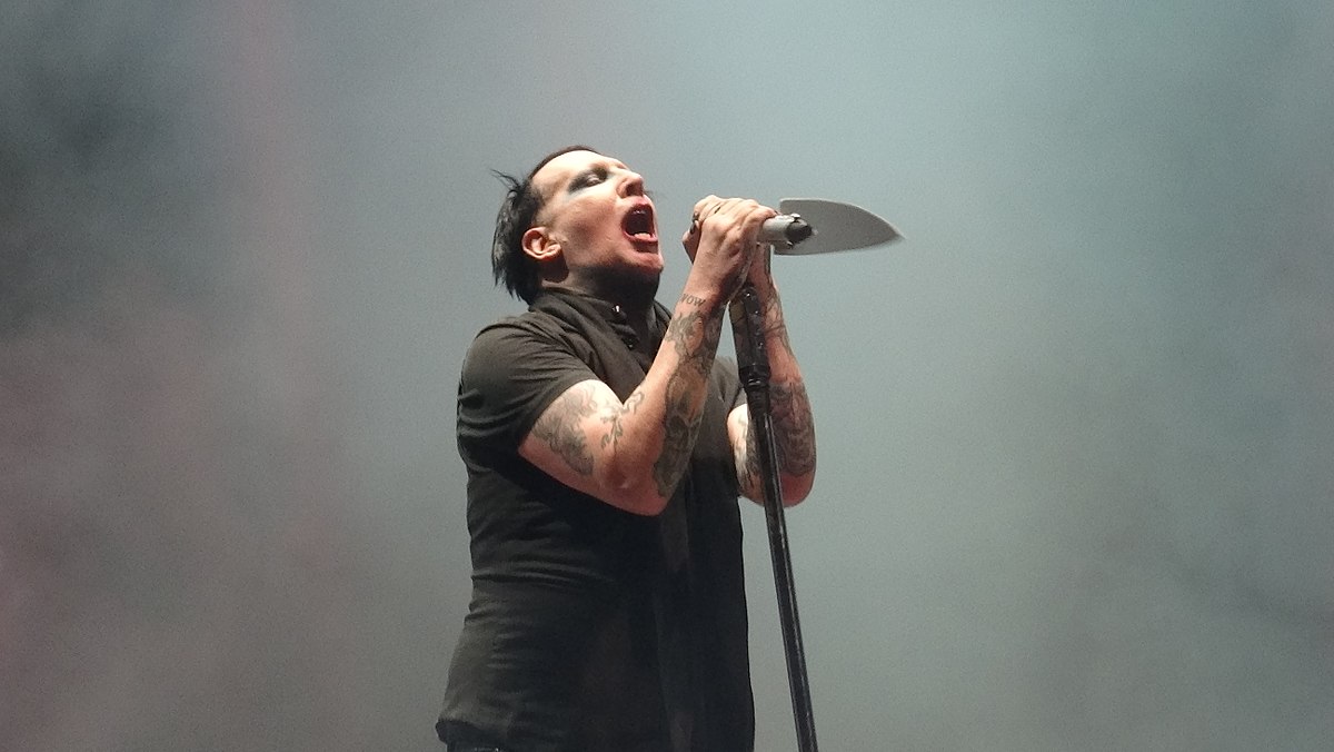 Marilyn Manson ferito dall'impalcatura crollata, portato via in barella