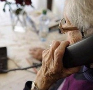 Anziana telefona ai carabinieri, perché si sente sola