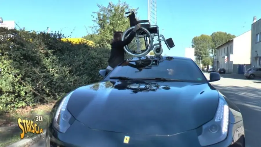 Striscia la Notizia riparte con la sedia a rotelle sulla Ferrari: Brumotti show