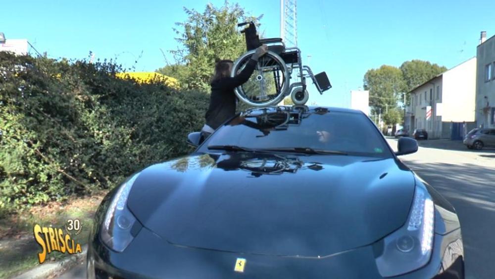 Striscia la Notizia riparte con la sedia a rotelle sulla Ferrari: Brumotti show