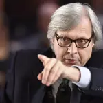 Vittorio Sgarbi litiga con il 'comunista' Vauro Senesi a Piazzapulita