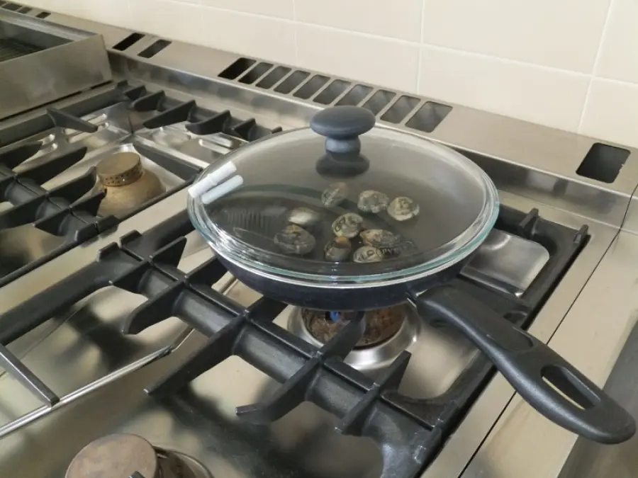 Cozze e vongole cucinate male, epatite A imperversa a Napoli