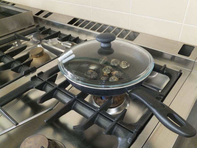 Cozze e vongole cucinate male, epatite A imperversa a Napoli