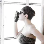 Arisa canta sul balcone per non deludere i fan