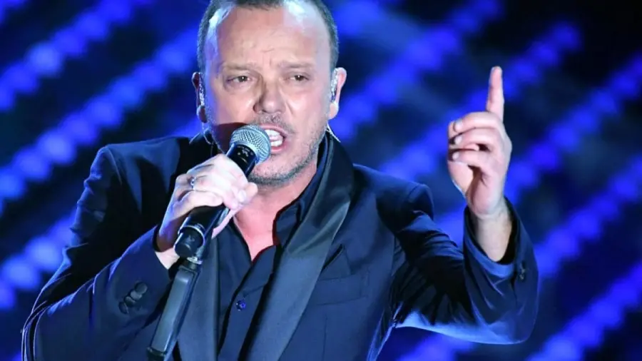Gigi D'Alessio: 80.000 euro per cantare a Pratola Serra, polemiche