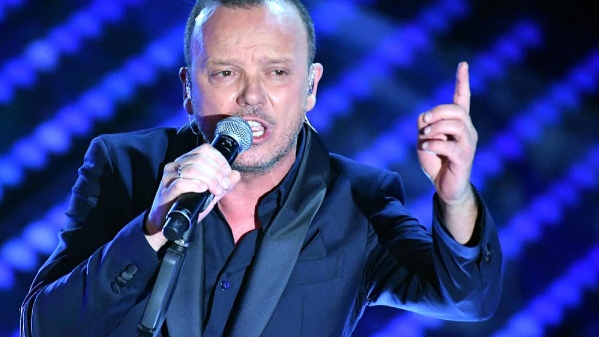 Gigi D'Alessio: 80.000 euro per cantare a Pratola Serra, polemiche