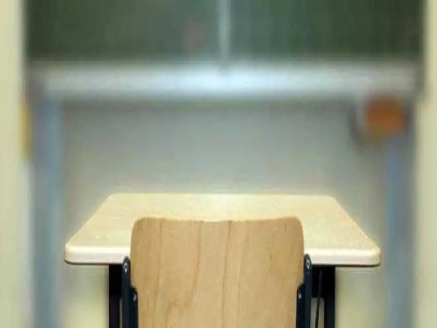 Verona, lancia i banchi contro gli alunni: arrestato insegnante accusato di maltrattamenti