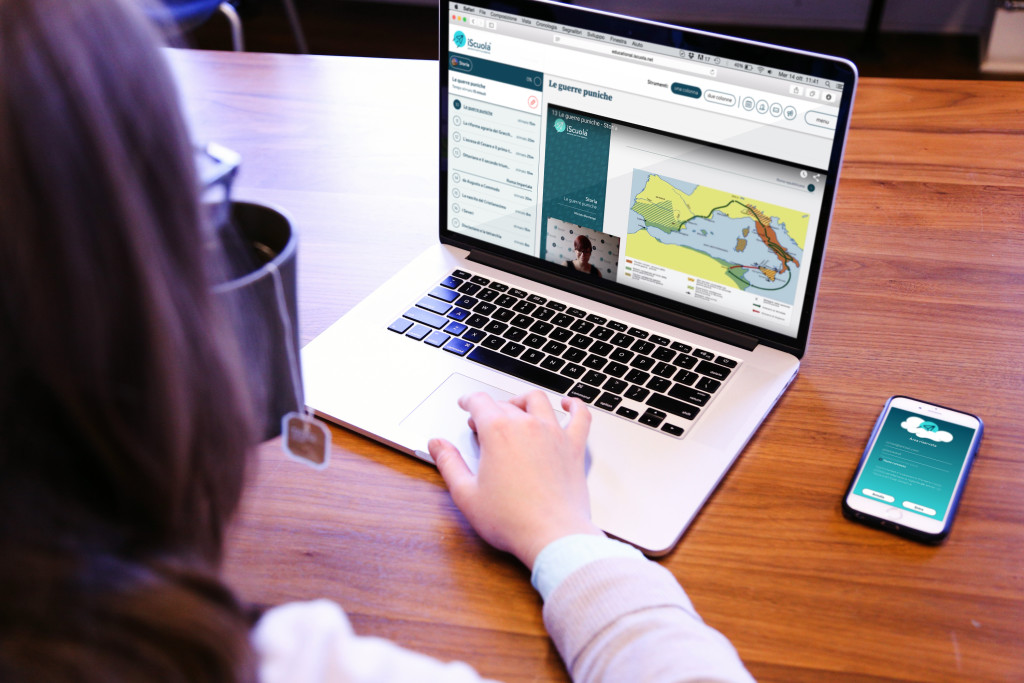 Ricomincia l'anno accademico: vantaggi di studiare online