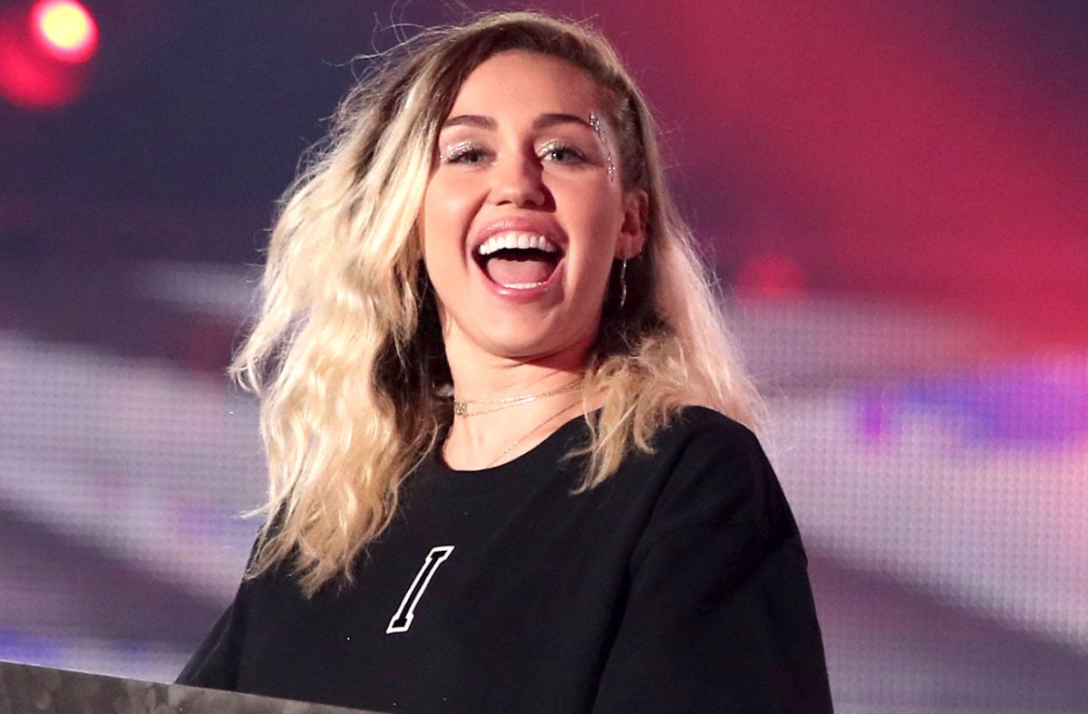 Miley Cyrus senza veli come una farfalla in attesa di 'Younger Now'