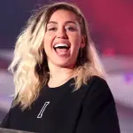 Miley Cyrus senza veli come una farfalla in attesa di 'Younger Now'