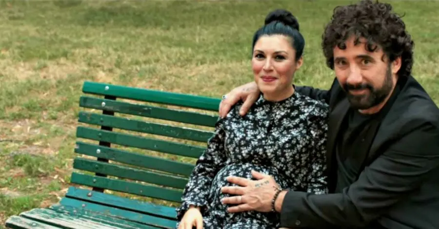 Giusy Ferreri solare e incinta nel video di 'L'amore mi perseguita'