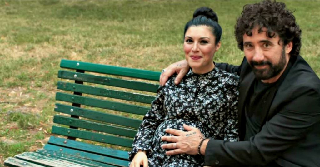 Giusy Ferreri solare e incinta nel video di 'L'amore mi perseguita'