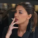 Belen fuma su un aereo, atterraggio d'emergenza