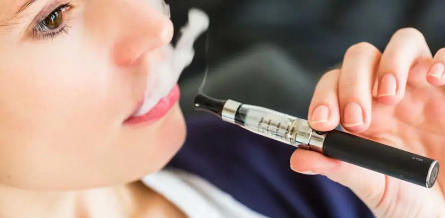 Fumi sigarette elettroniche? Rischi di passare alle classiche 'bionde'