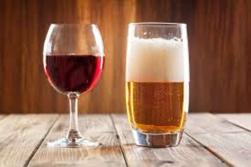 Un bicchiere di vino o una pinta di birra al giorno toglie il medico di torno: benefici supererebbero rischi