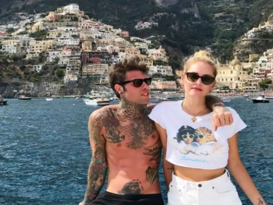 Chiara Ferragni esibisce lato b a Taormina e fa ingelosire Fedez