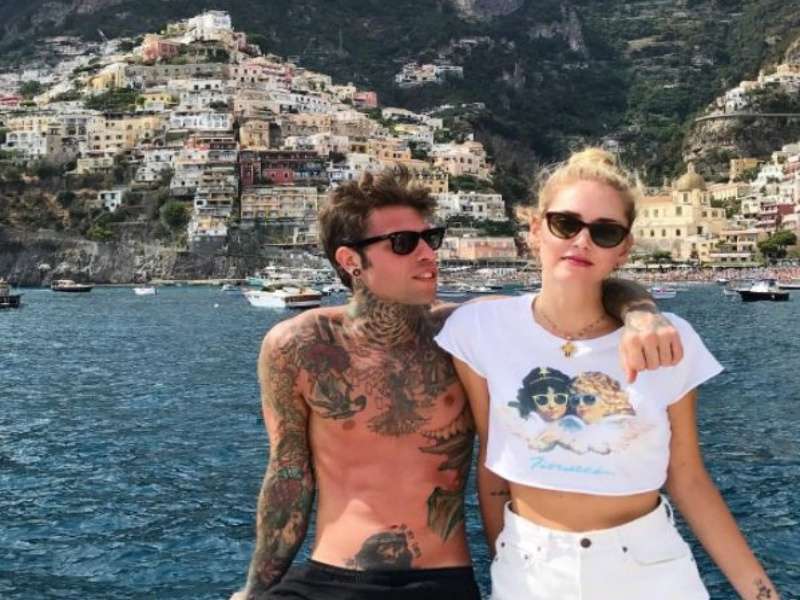 Chiara Ferragni esibisce lato b a Taormina e fa ingelosire Fedez
