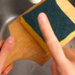 Spugne per piatti piene di batteri: usarle equivale a manipolare feci