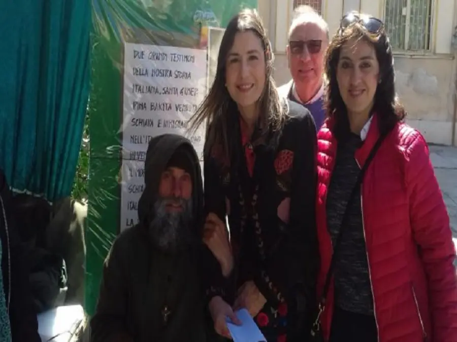 Claudia Koll a Palermo, l'ex attrice prega con Biagio Conte per i migranti