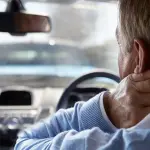 Guidare la macchina per più di due ore invecchia il cervello