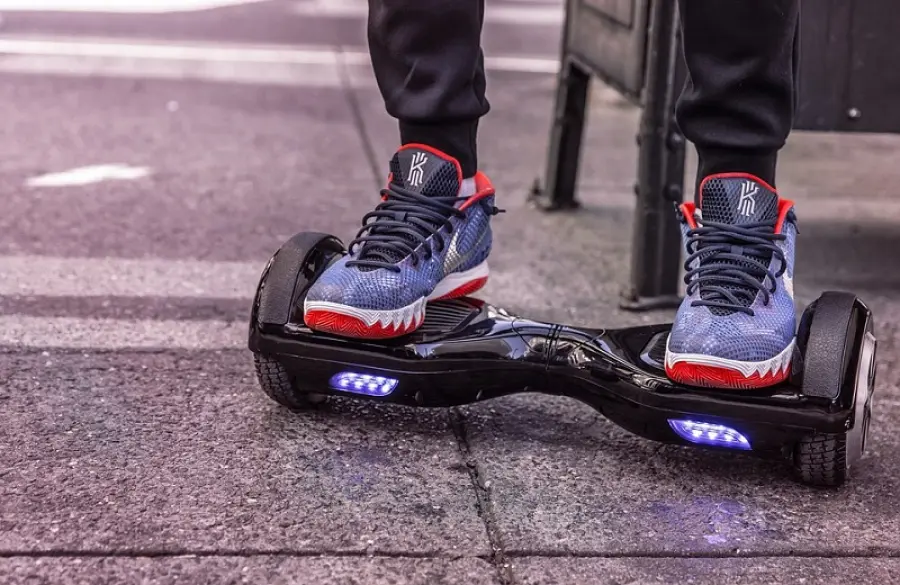 Mobilità elettrica, arriva la normativa per hoverboard, segway e monopattini: i dettagli