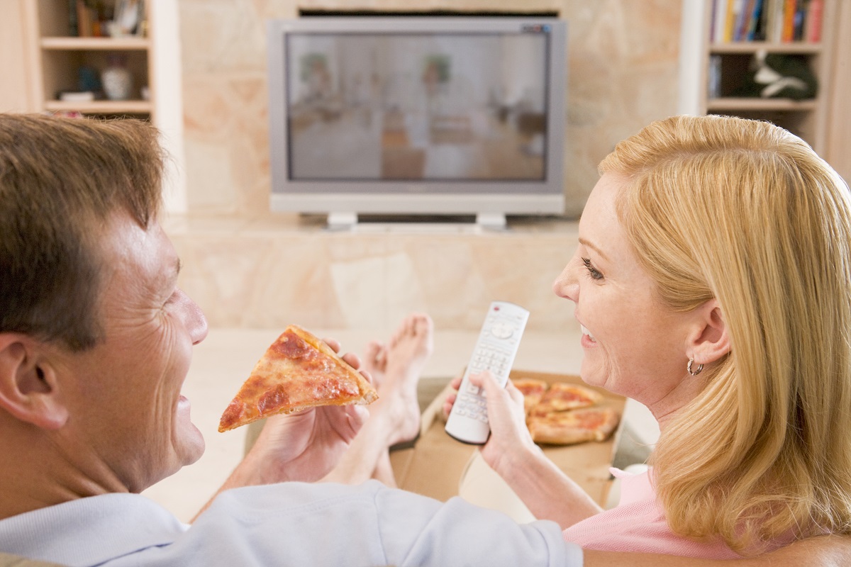 Mangiare mentre si guarda la televisione fa male alla linea