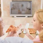Mangiare mentre si guarda la televisione fa male alla linea