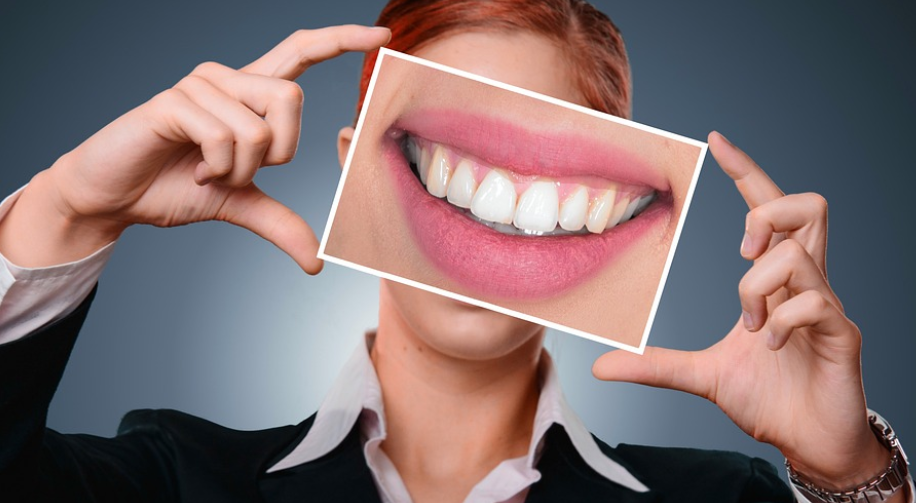 Curare le carie ai denti: come fare?