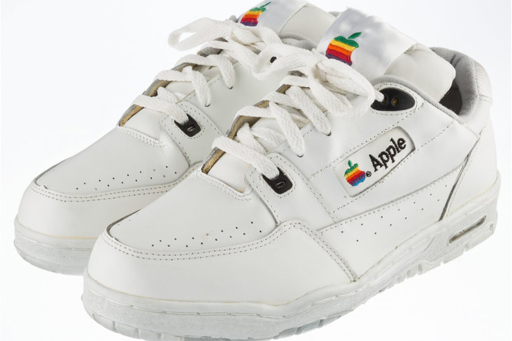 Scarpe Apple all'asta per quindicimila dollari
