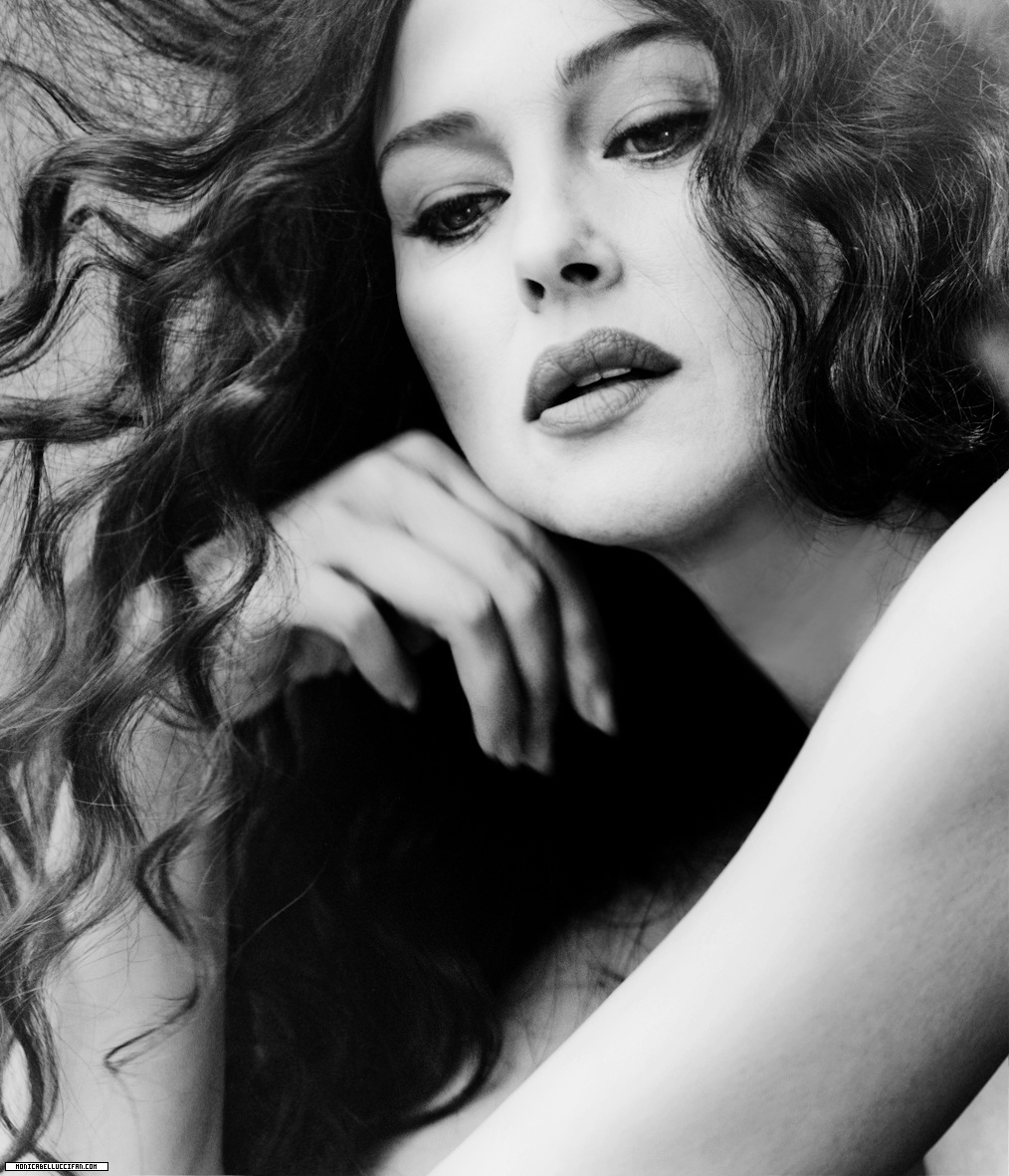 Monica Bellucci sensuale su Instagram: bellezza non ha età