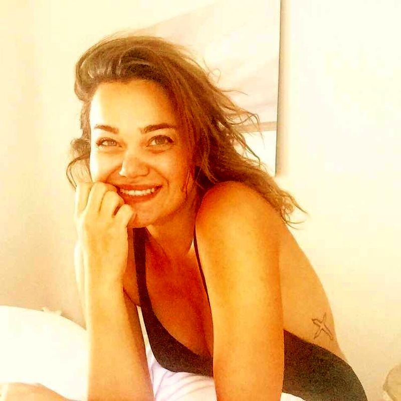 Romina Carrisi Power piange al Maurizio Costanzo Show