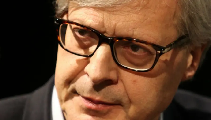 Sgarbi sul water che parla al telefono con Buffon, video delle Iene