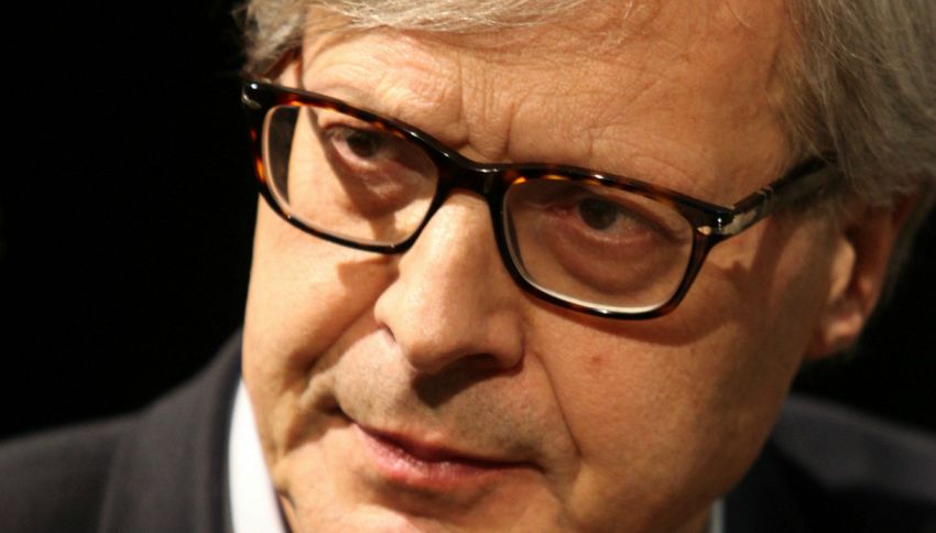 Sgarbi sul water che parla al telefono con Buffon, video delle Iene