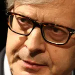 Sgarbi sul water che parla al telefono con Buffon, video delle Iene