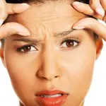 Rughe sulla fronte, come eliminarle: consigli, trattamenti e rimedi naturali