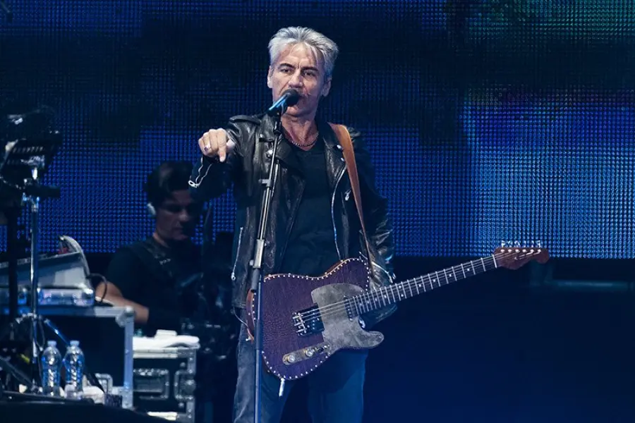 Ligabue, operazione alle corde vocali riuscita perfettamente