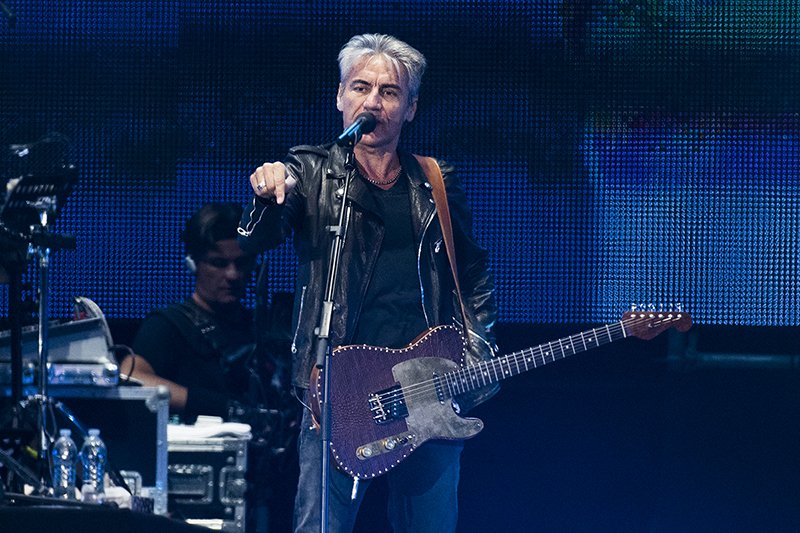Ligabue, operazione alle corde vocali riuscita perfettamente