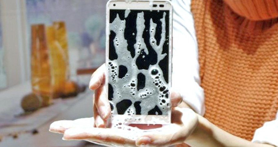 Smartphone che si lava con acqua e sapone: squisitezza giapponese