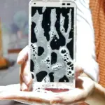 Smartphone che si lava con acqua e sapone: squisitezza giapponese