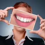 Denti: le strisce sbiancanti fai da te sono molto pericolose, i motivi