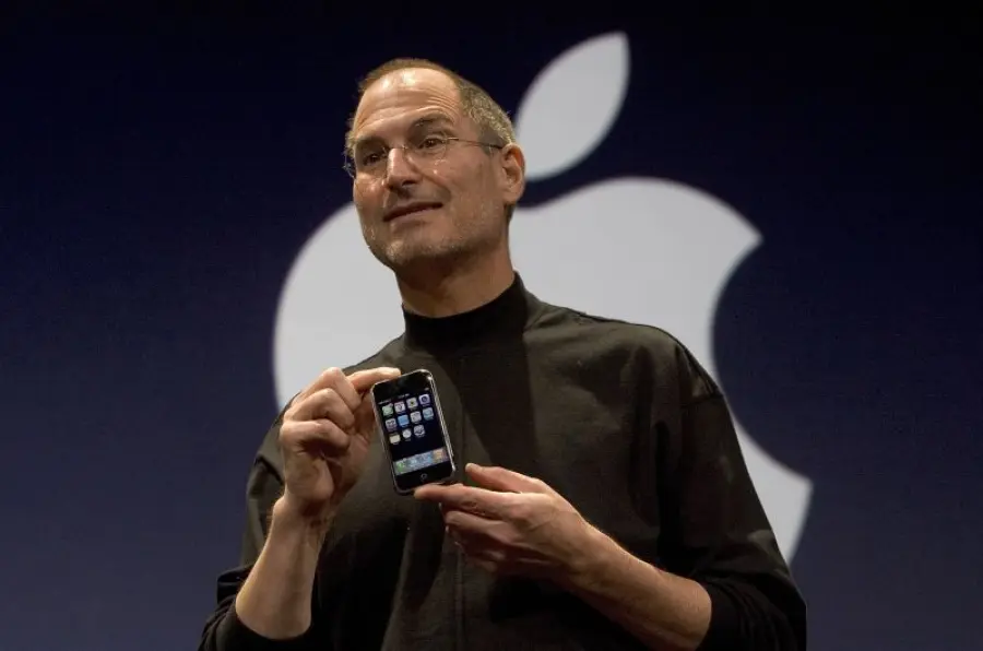 iPhone compie 10 anni: la rilettura del telefonino secondo Apple