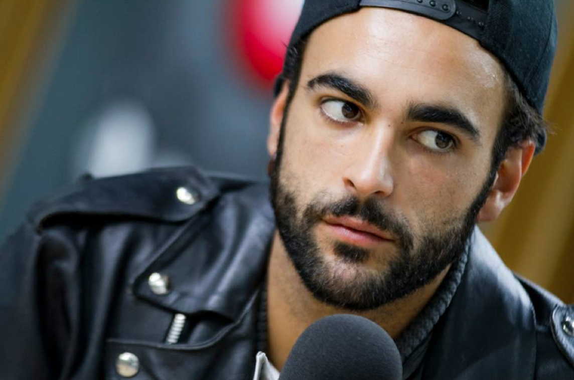 Marco Mengoni frequenta un locale gay-friendly ma sarebbe fidanzato con una ragazza