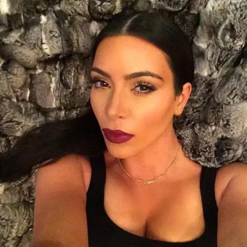 Kim Kardashian rinnova il profilo Instagram a suon di fondoschiena