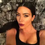 Kim Kardashian rinnova il profilo Instagram a suon di fondoschiena