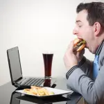 Non mangiare mai davanti alla scrivania